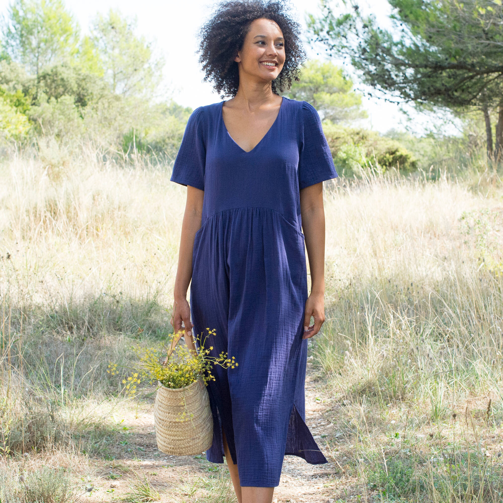 Robe longue unie col V, gaze de coton — alternative pour invitée de mariage