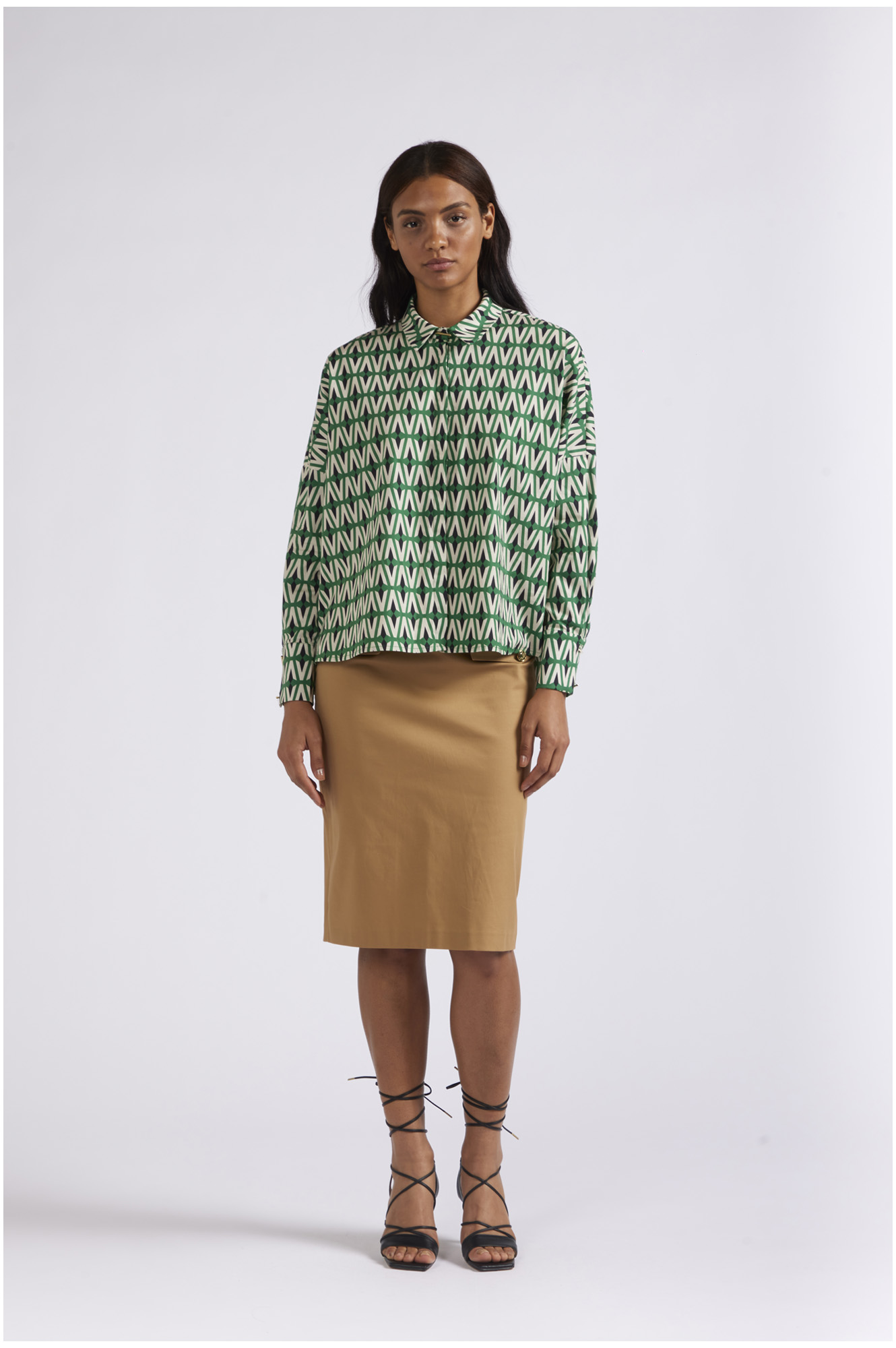 camisa de tejido ligero estampado rhombus multiverd xxl — looks y outfits de Hong Hae-in en Queen of Tears