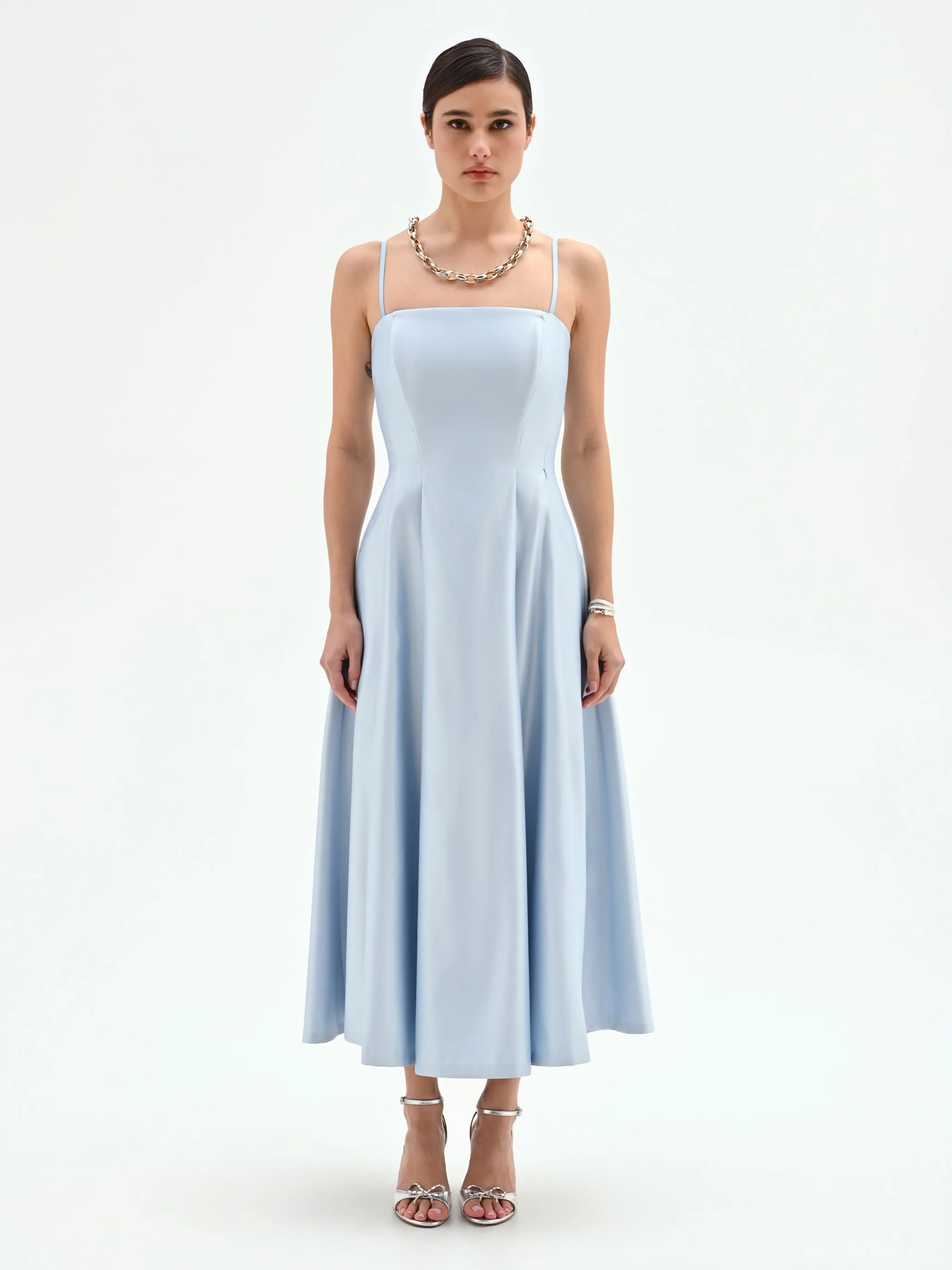 Vestido acampanado en satén estructurado azul — alternativa barata a un look de famosa