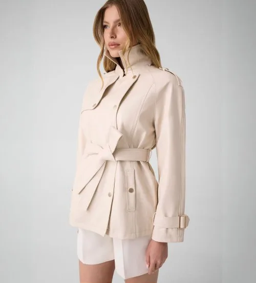 Guess para mujer. W6BL65W4230 Trench corta Marika de piel sintética beige (XS), Casual, Clásico, Poliuretano — alternativa barata a un look de famosa
