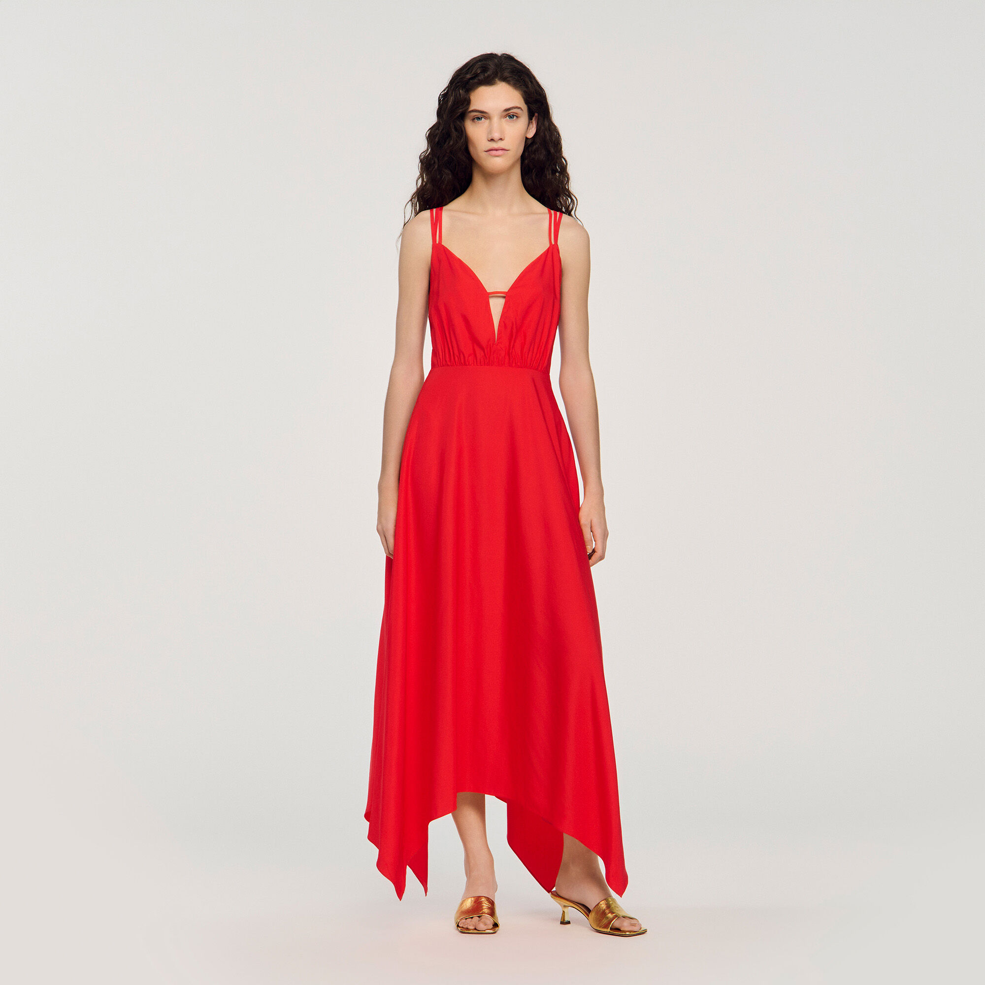 Robe longue rouge à bas asymétrique