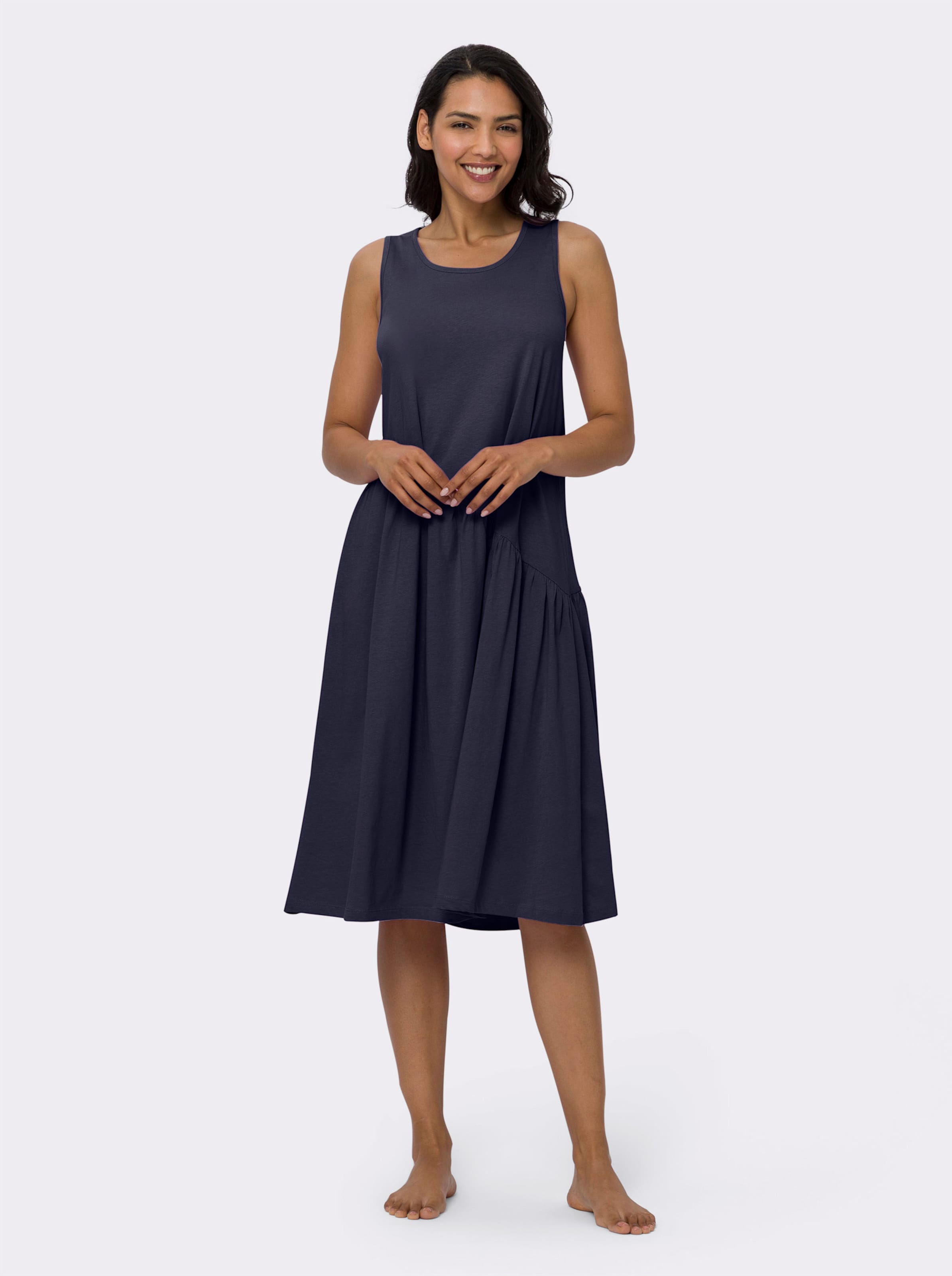 Sommerkleid mit Volant am Saum — wie man einen Birnentyp kleidet und welche Kleider breitere Hüften ausgleichen