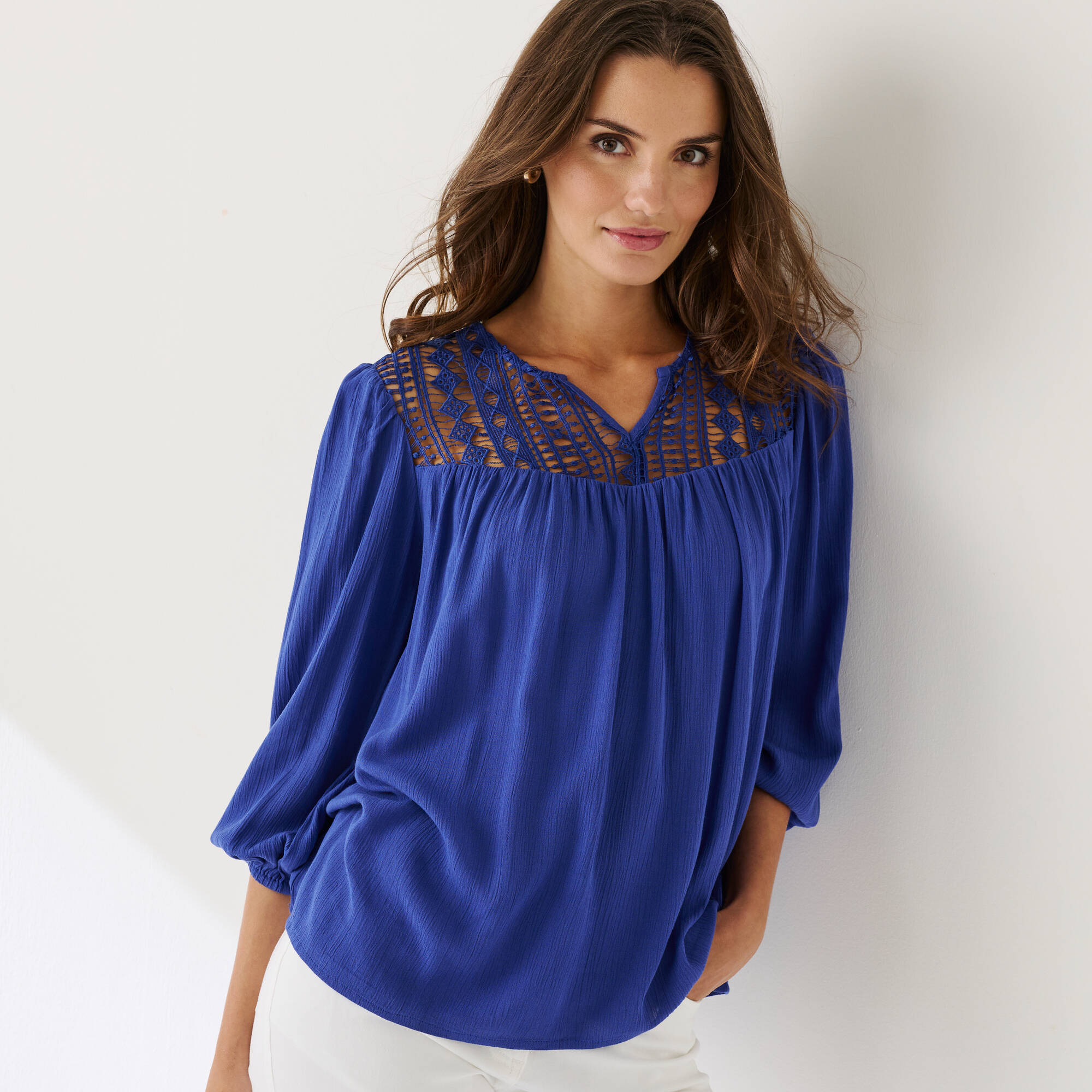 Blouse macramé manches 3/4 — comment s'habiller et quelles coupes camouflent le ventre