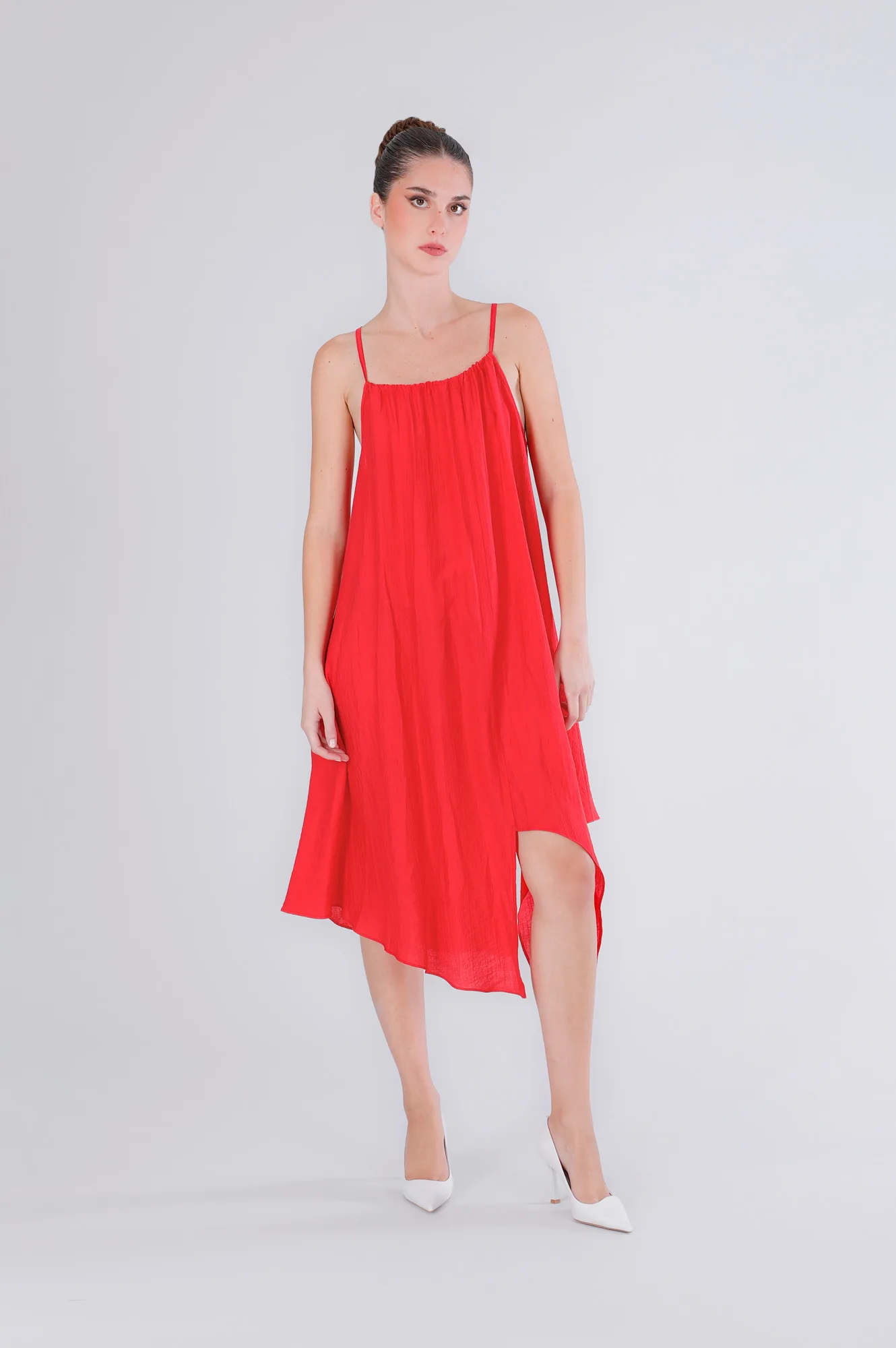vestido asimétrico con tirantes finos red — alternativa para invitada de boda