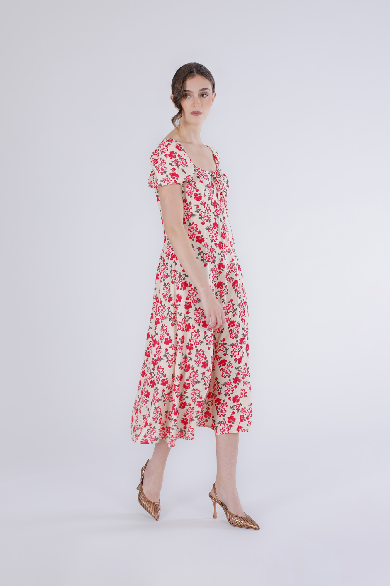 vestido estampado con espalda elástica multired flower — cómo vestir y qué ropa favorece a la figura de cuerpo manzana en España