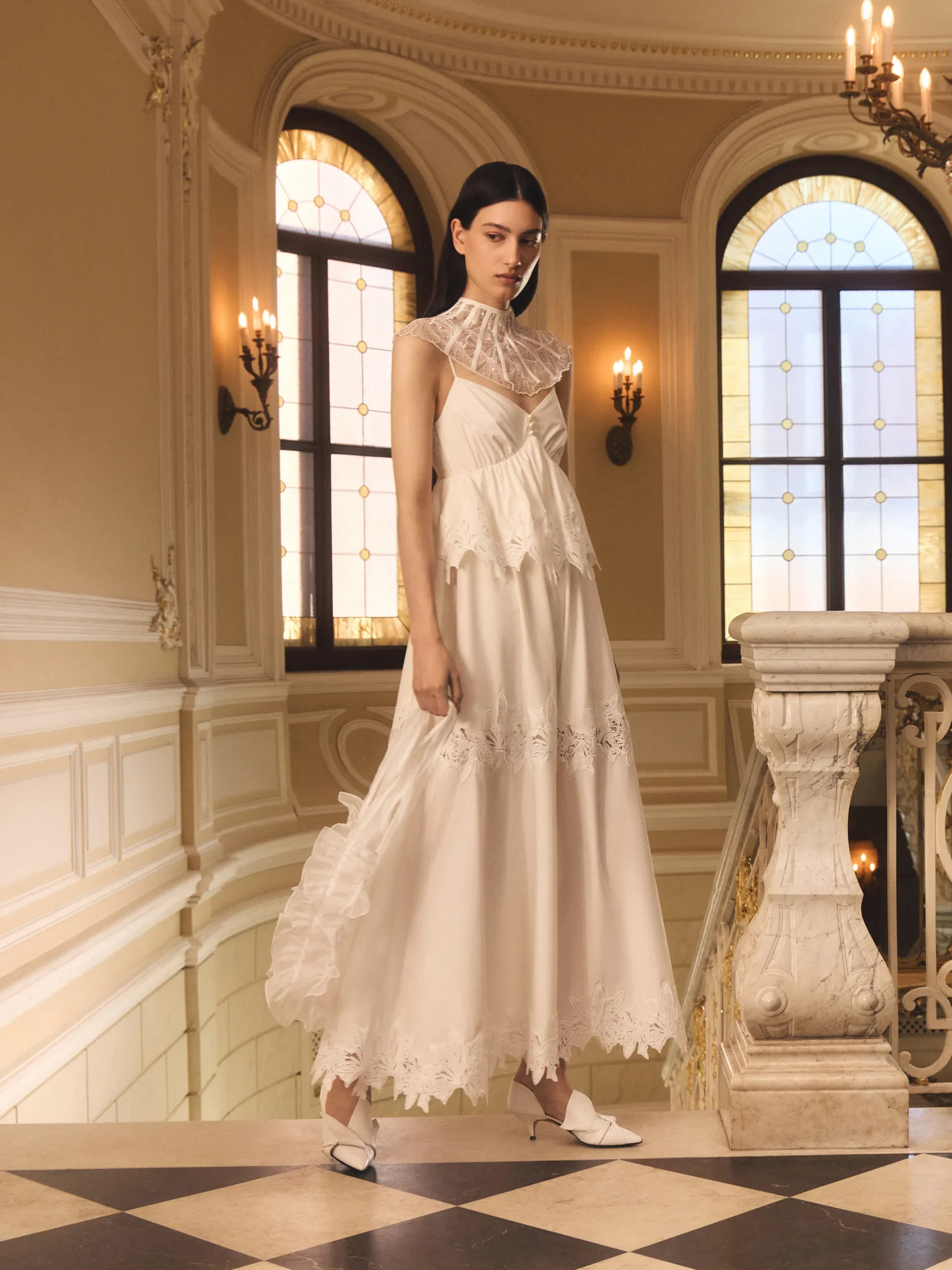 Robe longue à fines bretelles avec des motifs ajourés ... — quelle robe cache le ventre et comment la trouver par photo
