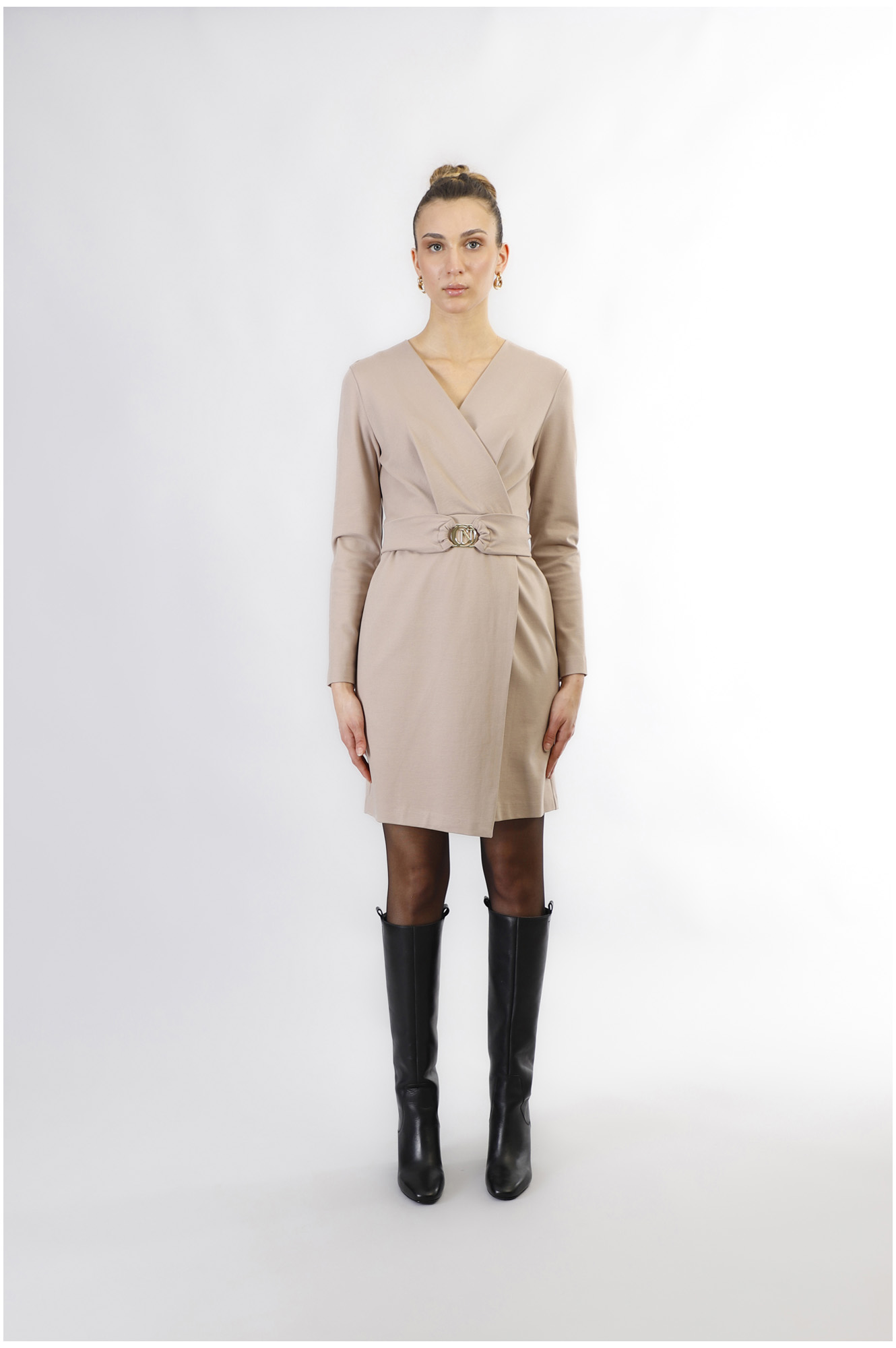 vestido cruzado con fajín en tejido elástico champagne — cómo vestir y qué prendas favorecen a una figura con pecho grande