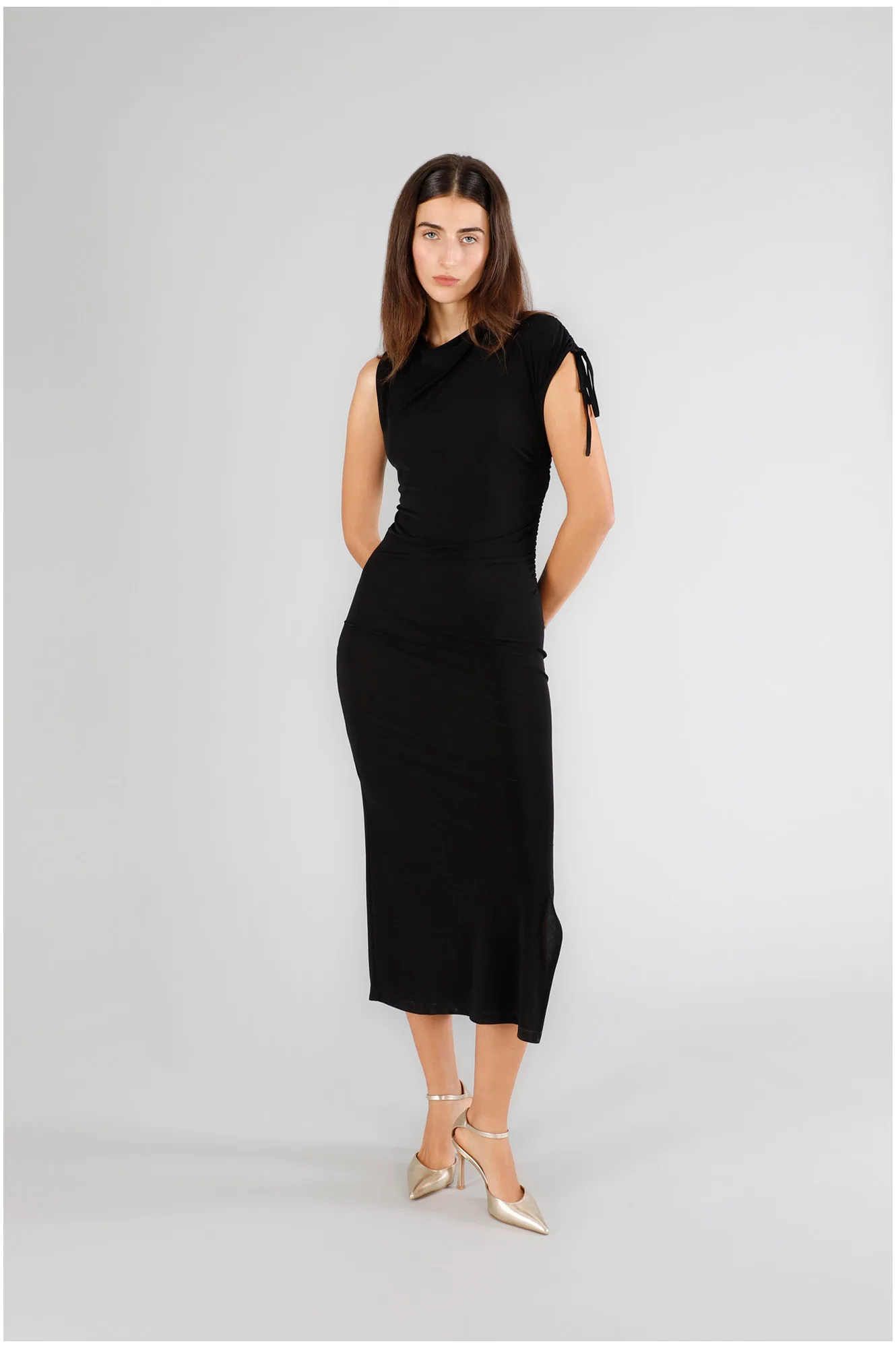 CafèNoir – Robe drapée noire à taille marquée — comment habiller une morphologie en H (silhouette droite, taille peu marquée)