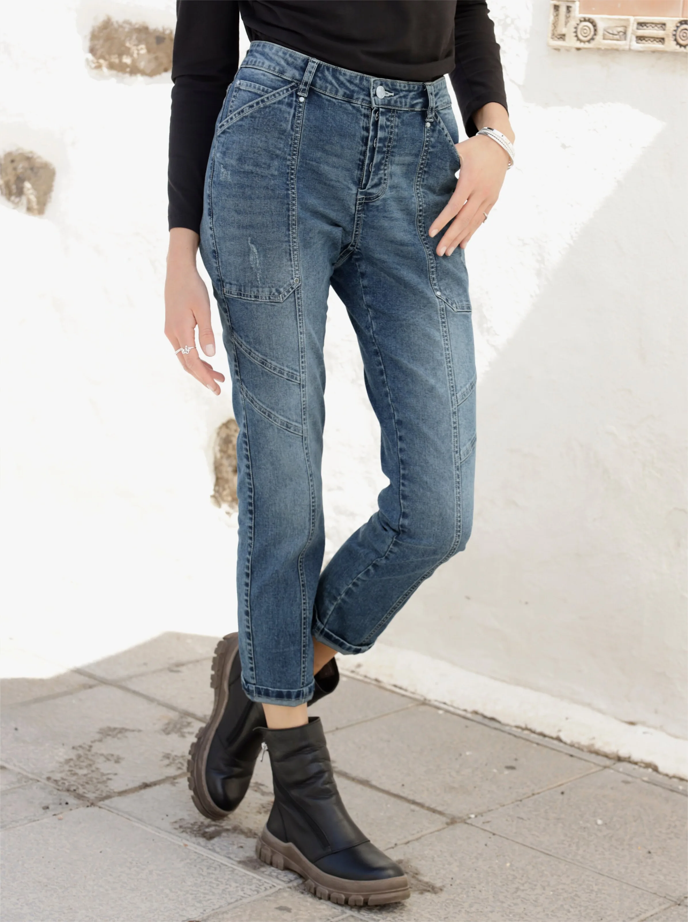 Boyfriend-Jeans mit Ziernähten — 90er-Jahre-Outfit zum Nachshoppen