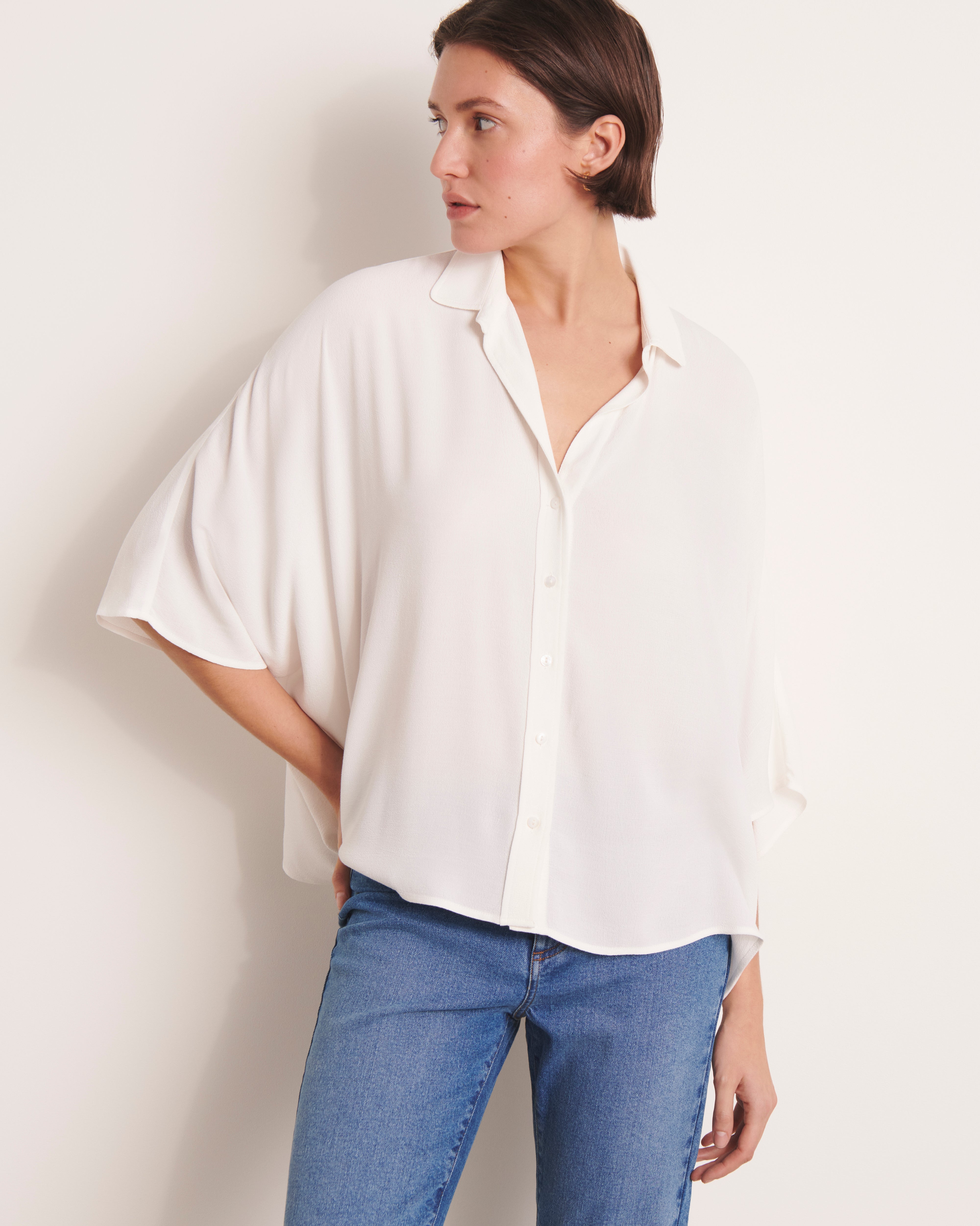 White poncho-style shirt CHAMANTO/13053/003 — comment s'habiller et quelles coupes camouflent le ventre