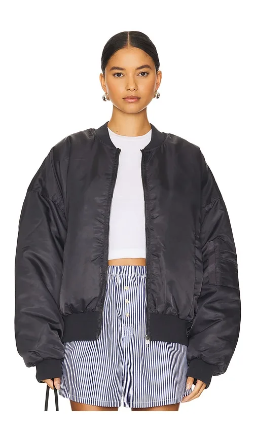 LIONESS BOMBERJACKE ESSENTIAL in Slate. Größe XL. Also in XXS, XS, S, M, L, XXL. — 90er-Jahre-Outfit zum Nachshoppen