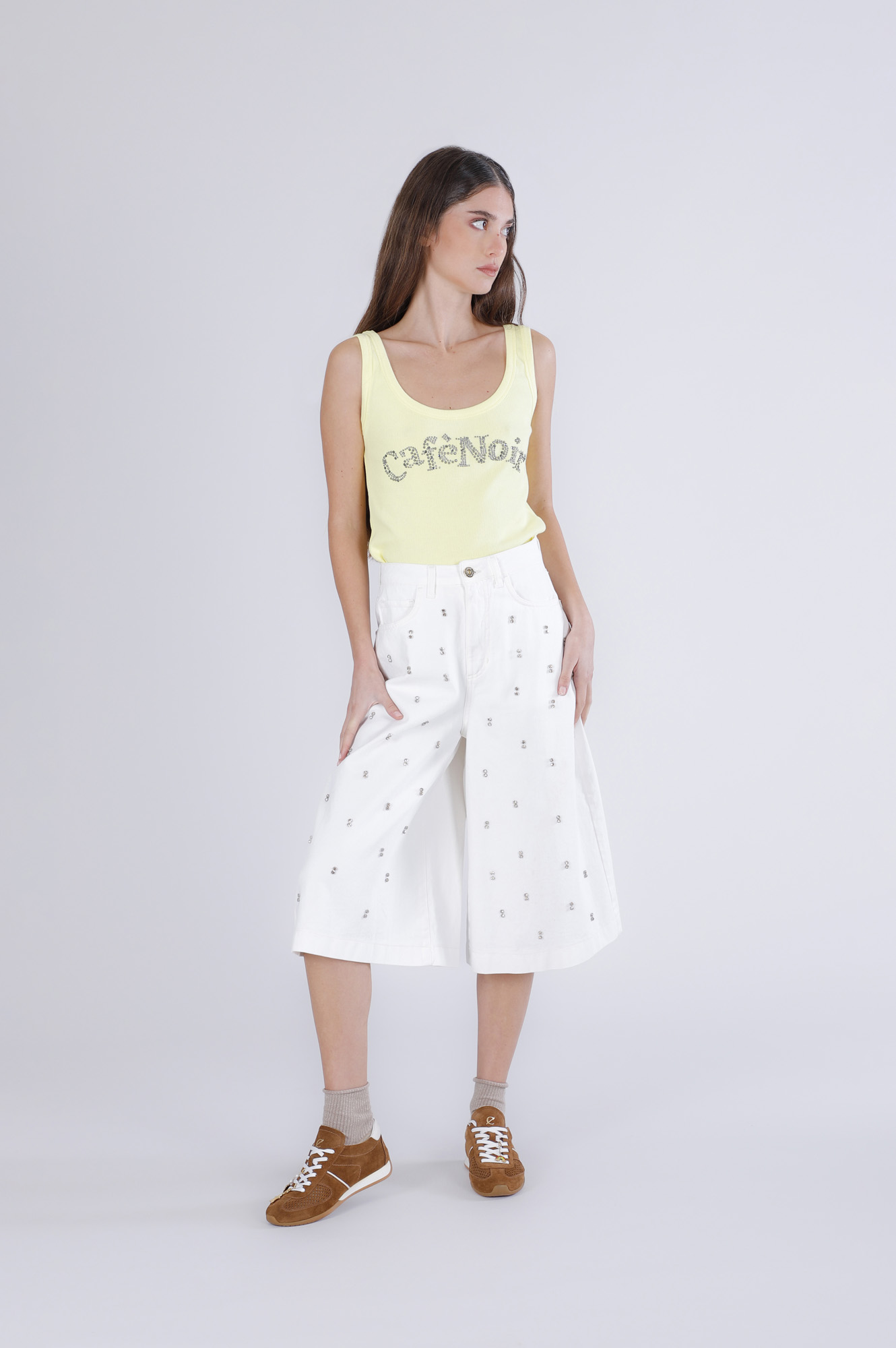 pantalones cortos vaqueros bull con aplicaciones off white 28 — cómo elegir y combinar los pantalones de mujer y encontrarlos por foto