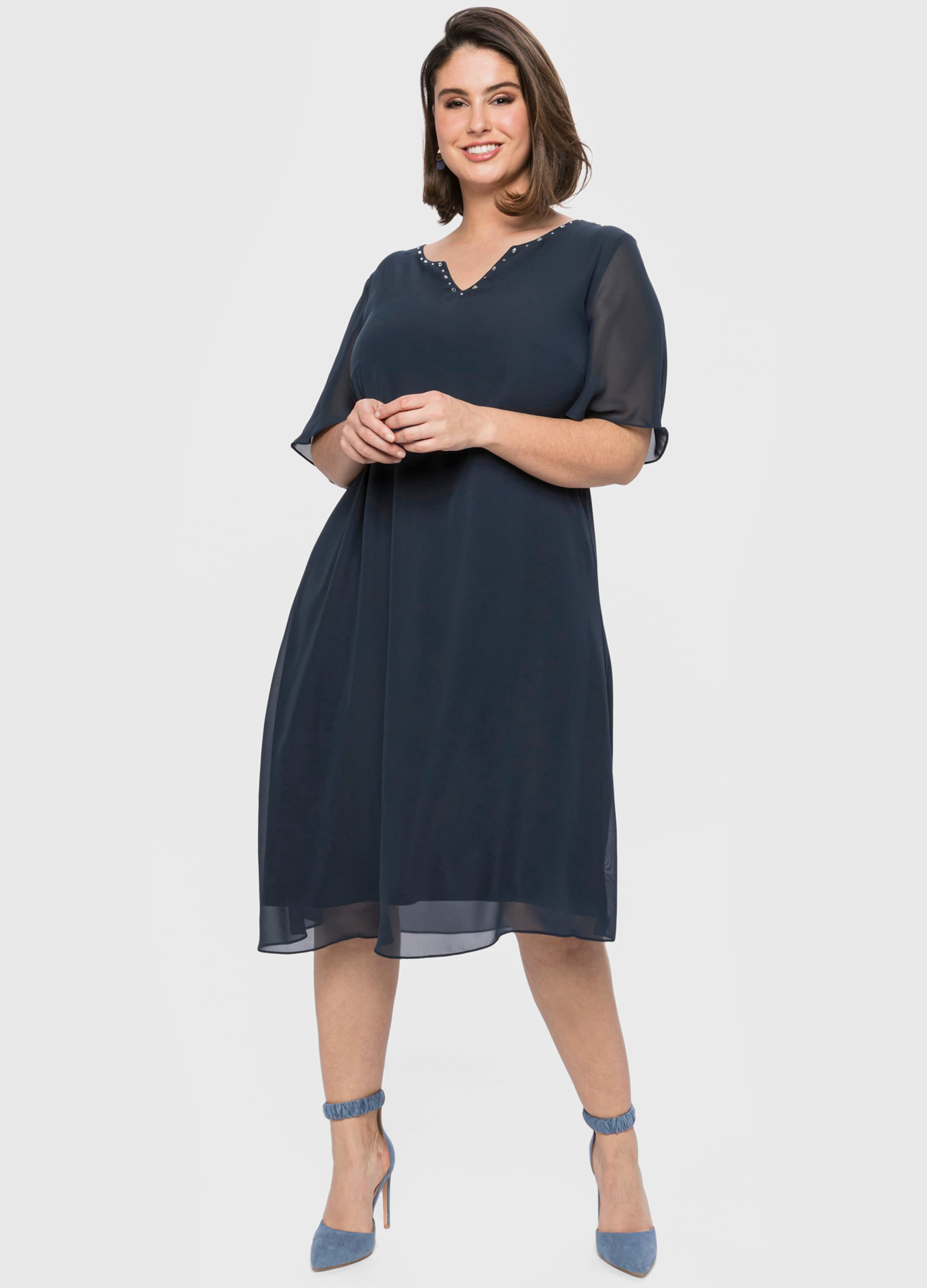Chiffonkleid mit Schmucksteinen am Ausschnitt — wie man einen Birnentyp kleidet und welche Kleider breitere Hüften ausgleichen