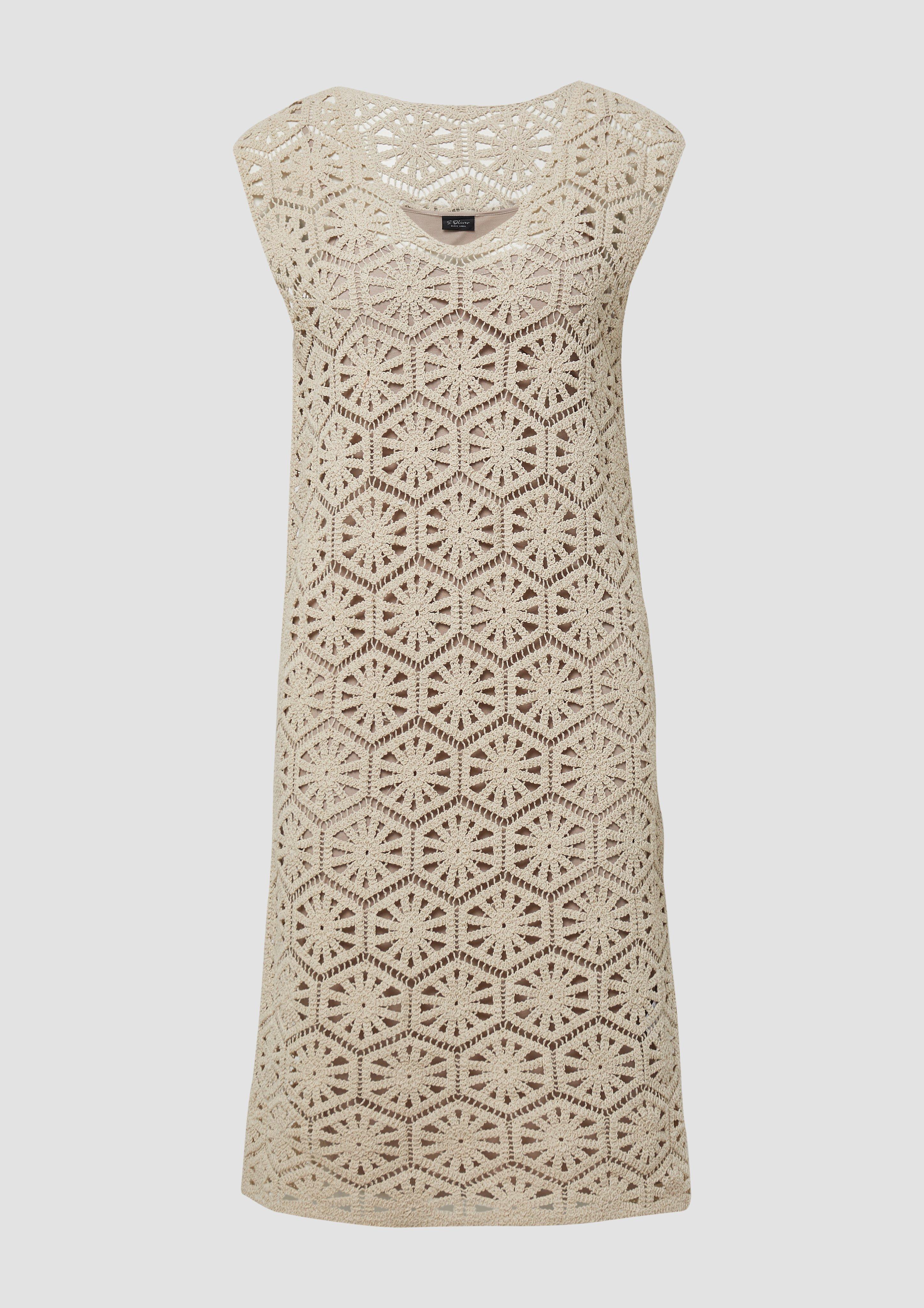 Kleid aus Häkelspitze mit V-Ausschnitt und Unterkleid — Alternative zu den Looks aus The White Lotus Staffel 3