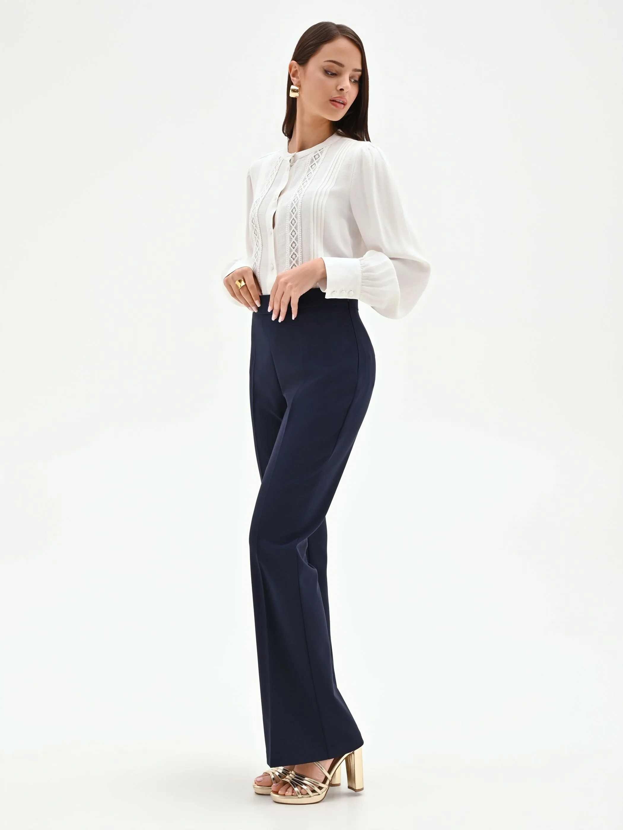 Blue Flared Trousers in Technical Fabric — alternativa barata a un look de famosa
