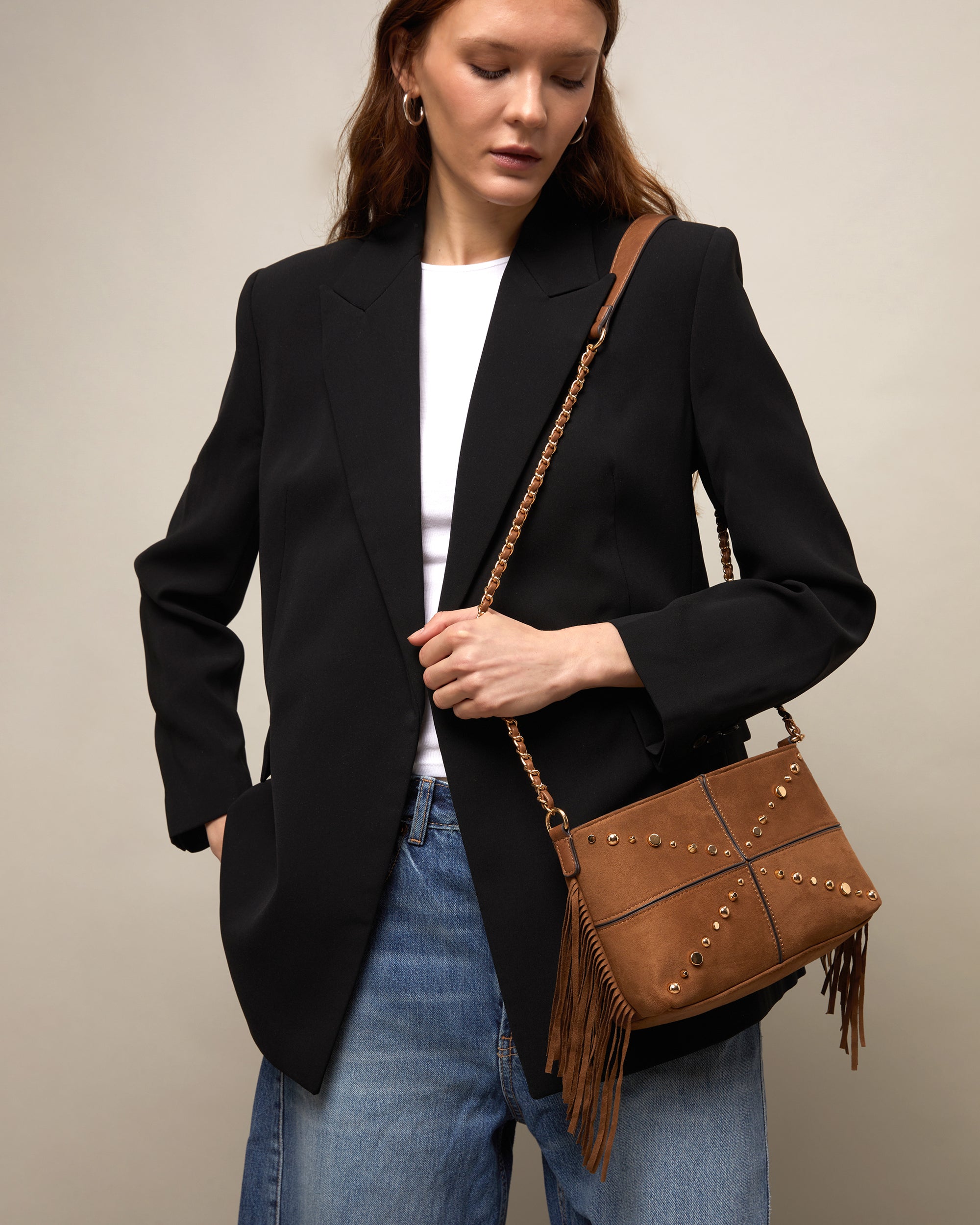 Misako Anabelas-1 bolso bandolera efecto ante con detalles metálicos y flecos Camel — looks y outfits de El diablo viste de Prada 2