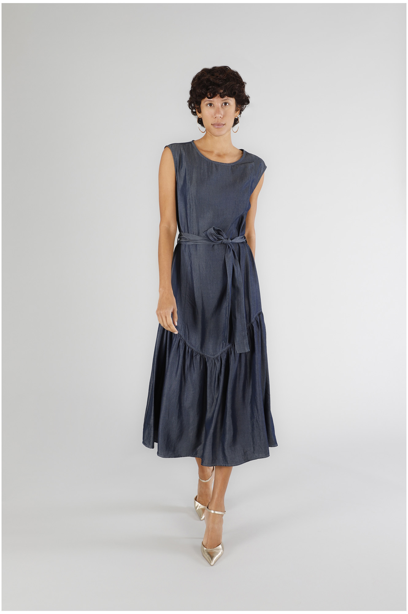 vestido denim tencel indaco — cómo vestir un cuerpo rectangular o recto en España 2026