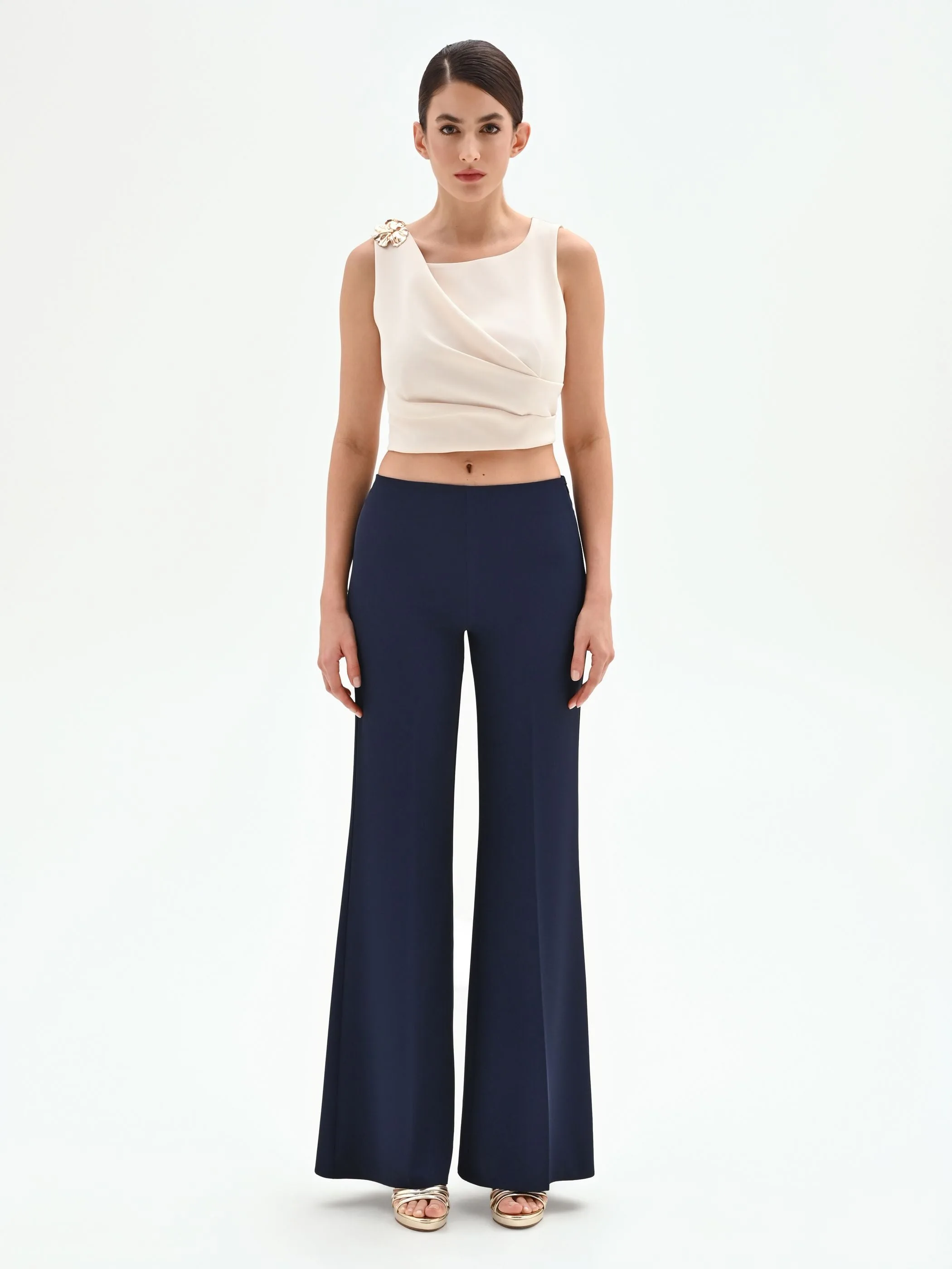 Pantalones palazzo azules con raya planchada