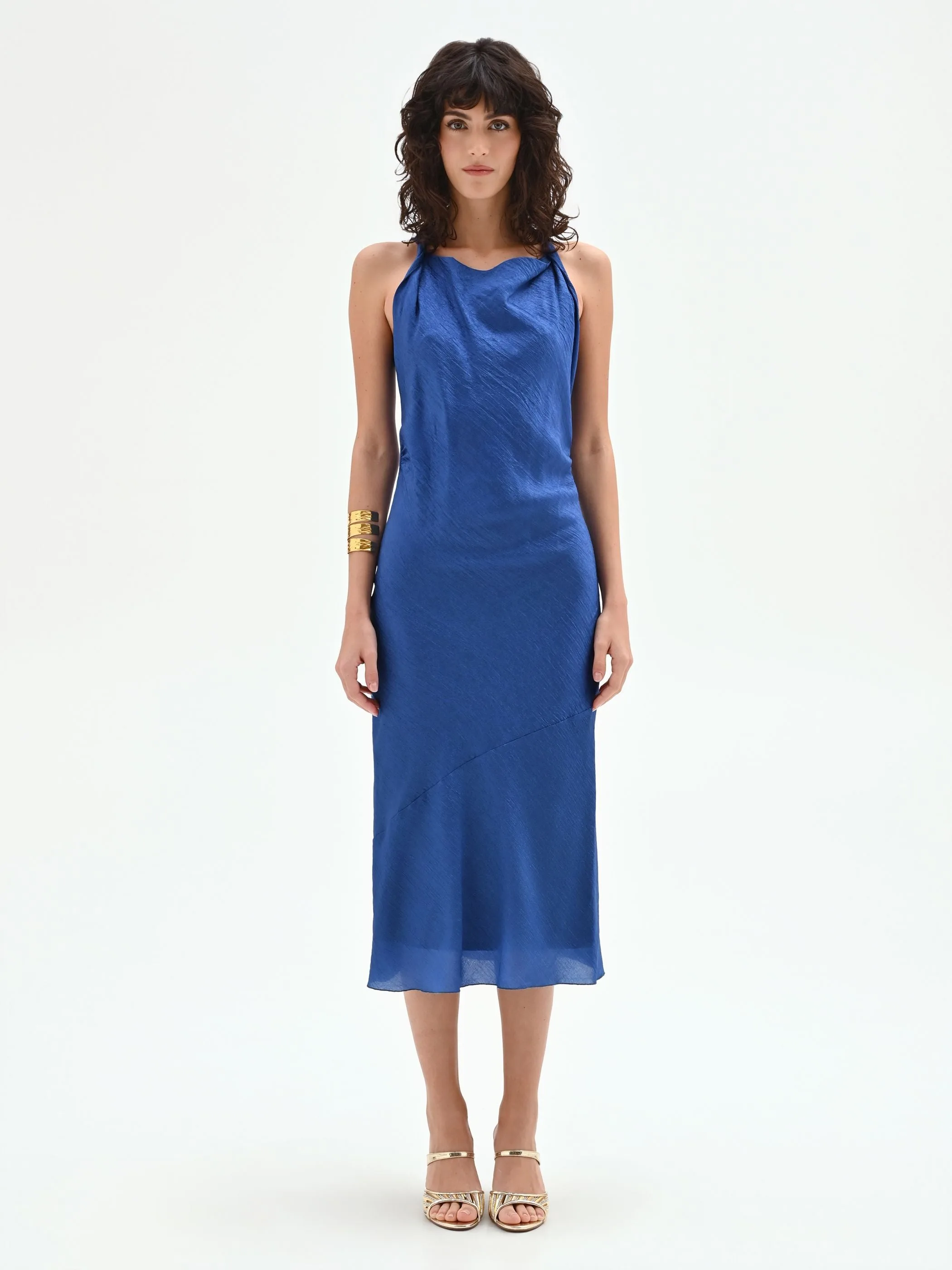 Bright blue midi dress with asymmetrical draping — alternativa al look de Mugler de Chappell Roan en los Grammy 2026