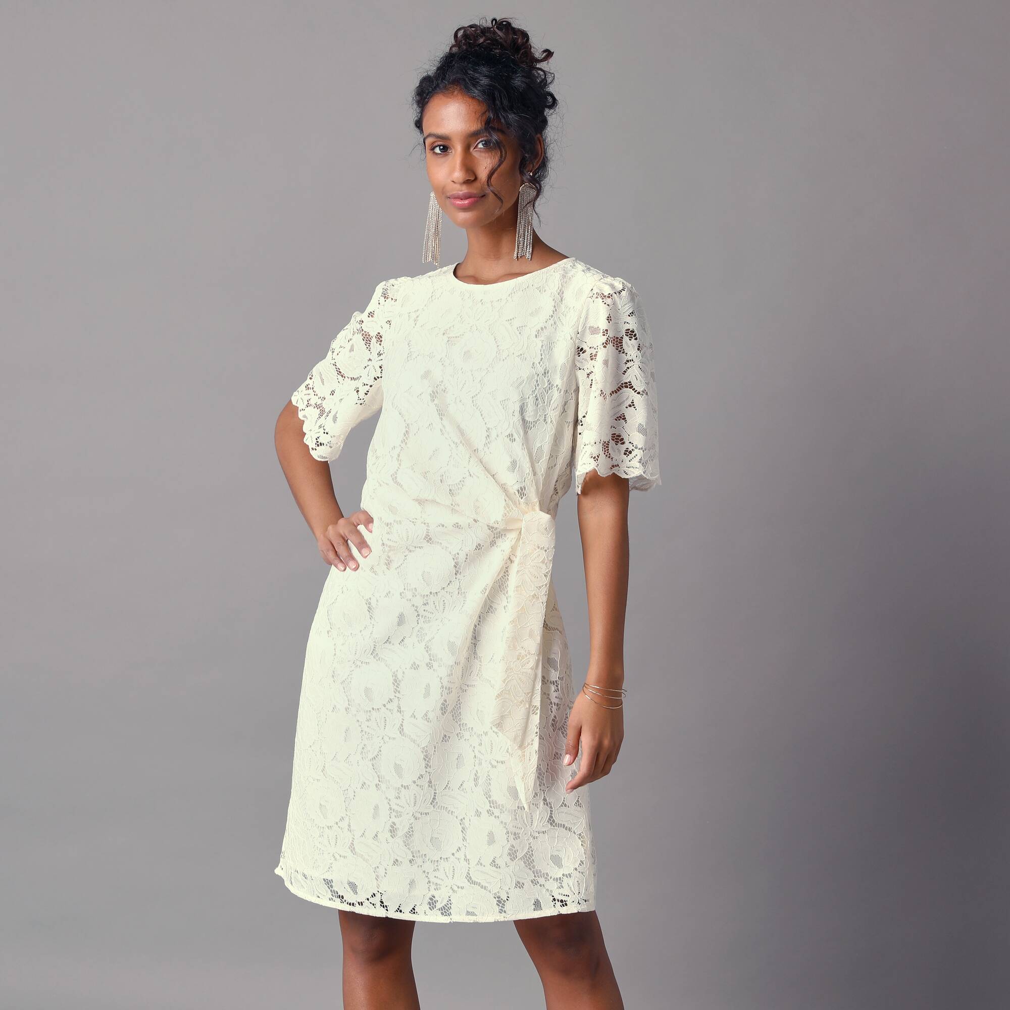 Robe drapée dentelle, manches papillon — alternative pour invitée de mariage